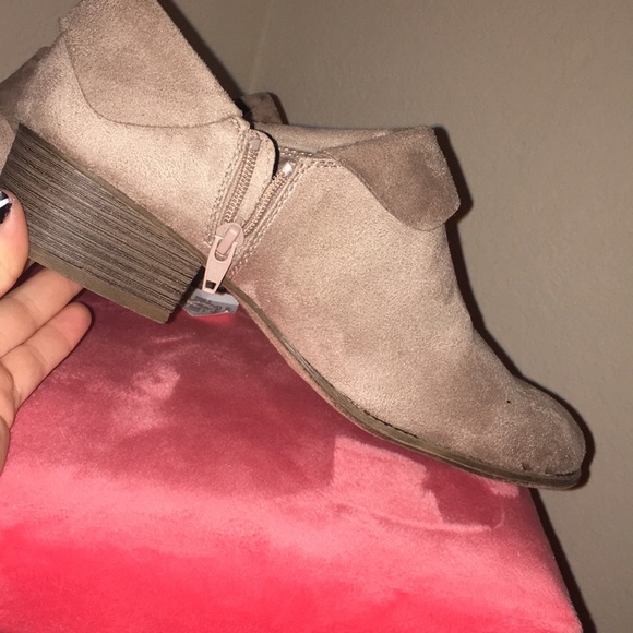 Cute boots never worn tag still on - Picture 4 of 6